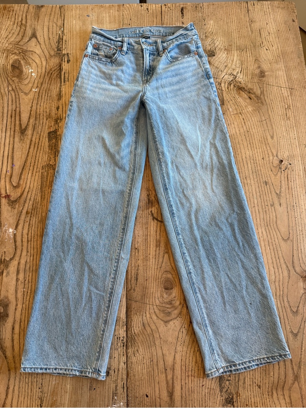 American Eagle Strigid High-Waist Stove Pipe Jeans. Light wash size 000
